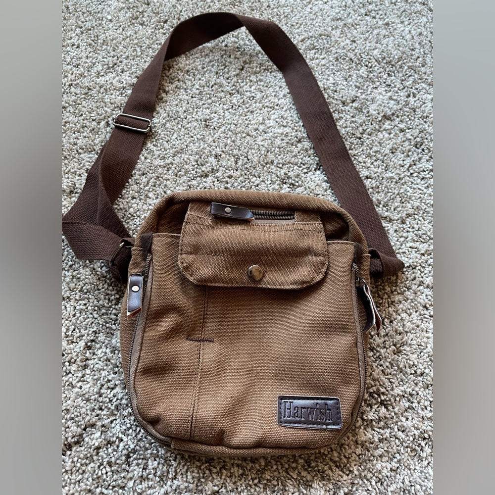 Harwish Khaki Crossbody is nwot 8.5 W/H x 9 adjustable strap